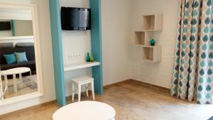 a small room with a mirror and a stool at Kabine 7 in Koksijde