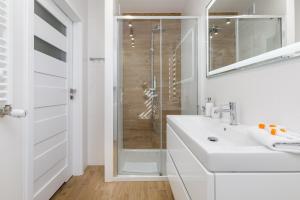 Ένα μπάνιο στο Stylish Apartment Rybacka with Parking by Noclegi Renters