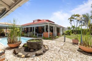 Vườn quanh Kaz Tropic