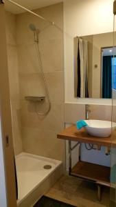 een badkamer met een wastafel en een douche bij Kabine 7 in Koksijde