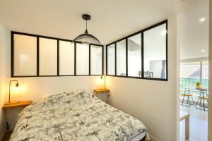 Postel nebo postele na pokoji v ubytování Farigoule Appartement rénové avec balcon