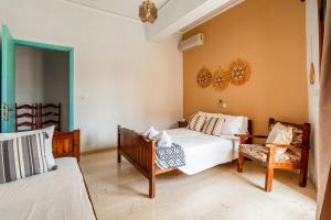 เตียงในห้องที่ Spacious 5-Person Apartment by Alecos Studios