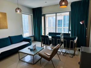 ドバイにあるBellavista - Splendid - 2BR plus Maid - 29 Boulevard - Burj Khalifa & Fountainのソファとテーブルと椅子のあるリビングルーム
