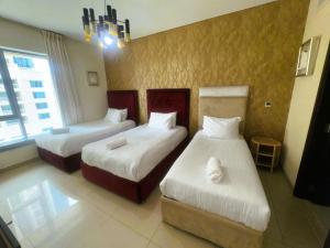 ドバイにあるBellavista - Splendid - 2BR plus Maid - 29 Boulevard - Burj Khalifa & Fountainのベッドが2つとシャンデリアがあるホテルの部屋 +15枚の写真