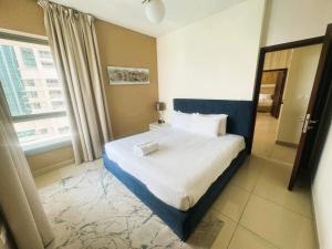 une chambre avec un lit et une grande fenêtre dans l'établissement Bellavista - Splendid - 2BR plus Maid - 29 Boulevard - Burj Khalifa & Fountain, à Dubaï 15 autres photos