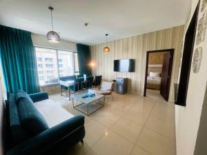 ドバイにあるBellavista - Splendid - 2BR plus Maid - 29 Boulevard - Burj Khalifa & Fountainのリビングルーム(ソファ、テレビ付)