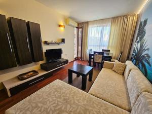 una sala de estar con un sofá y una mesa en Europroperties Zlatna Kotva Apartments, en Golden Sands
