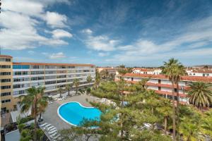 an aerial view of a resort with a swimming pool and palm trees at Casa Candido in Arona