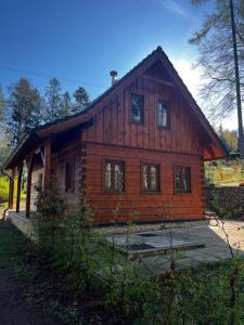 a large wooden house with a lot of windows at Roubenka u dědy in Humpolec