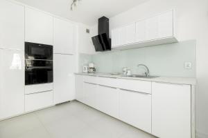 Kuchyňa alebo kuchynka v ubytovaní Jasnoszary Apartament Sun Seasons 24 w Kołobrzegu Blisko Morza by Noclegi Renters