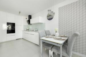 Kuchyňa alebo kuchynka v ubytovaní Jasnoszary Apartament Sun Seasons 24 w Kołobrzegu Blisko Morza by Noclegi Renters
