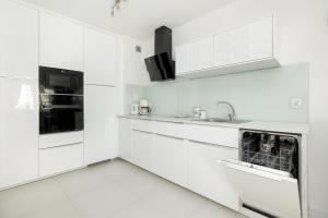 Kuchyňa alebo kuchynka v ubytovaní Jasnoszary Apartament Sun Seasons 24 w Kołobrzegu Blisko Morza by Noclegi Renters
