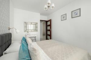 Posteľ alebo postele v izbe v ubytovaní Jasnoszary Apartament Sun Seasons 24 w Kołobrzegu Blisko Morza by Noclegi Renters