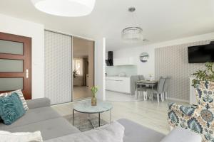 Televízia a/alebo spoločenská miestnosť v ubytovaní Jasnoszary Apartament Sun Seasons 24 w Kołobrzegu Blisko Morza by Noclegi Renters