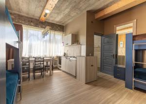 A cozinha ou kitchenette de Guesthouse of Manoni Ratiani