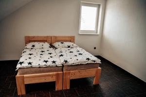 Gulta vai gultas numurā naktsmītnē Apartmány u Zdeničky