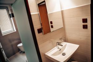Vannas istaba naktsmītnē Apartmány u Zdeničky