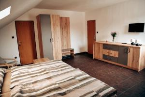 Gulta vai gultas numurā naktsmītnē Apartmány u Zdeničky