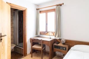 Postel nebo postele na pokoji v ubytování Hotel Chesa Grischa