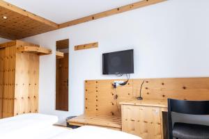 TV a/nebo společenská místnost v ubytování Hotel Chesa Grischa
