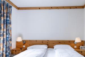 Postel nebo postele na pokoji v ubytování Hotel Chesa Grischa