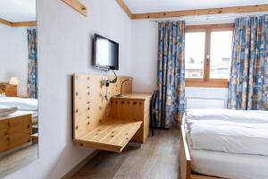 Postel nebo postele na pokoji v ubytování Hotel Chesa Grischa
