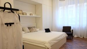 een slaapkamer met een bed met daarop een laptop bij The WEST NEST in Zagreb