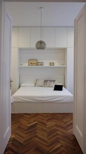 een slaapkamer met een bed met daarop een laptop bij The WEST NEST in Zagreb