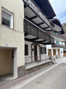 a building with a balcony on the side of it at Casa Rizzi in Campitello di Fassa