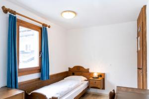 Postel nebo postele na pokoji v ubytování Hotel Chesa Grischa