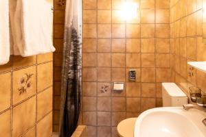 Koupelna v ubytování Hotel Chesa Grischa