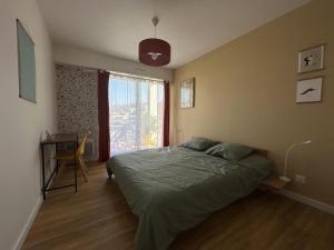 Ένα ή περισσότερα κρεβάτια σε δωμάτιο στο Un balcon sur la mer - Mer & sable fin