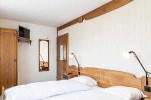 Postel nebo postele na pokoji v ubytování Hotel Chesa Grischa
