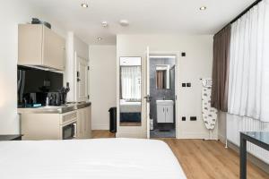 Postel nebo postele na pokoji v ubytování Willesden Green Modern Living Suites