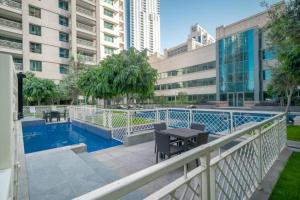 ドバイにあるBellavista - Splendid - 2BR plus Maid - 29 Boulevard - Burj Khalifa & Fountainのバルコニー(テーブル、スイミングプール付)
