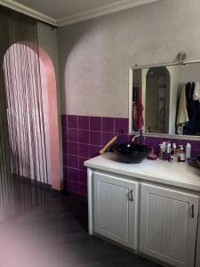 a bathroom with a sink and a mirror at Superbe Villa au cœur de Saly en résidence privée in Saly Portudal