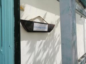 a sign on the side of a wall at Köveshegy Guesthouse in Tapolca