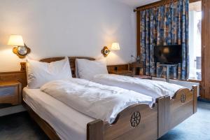Postel nebo postele na pokoji v ubytování Hotel Chesa Grischa