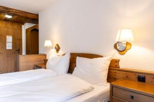 Postel nebo postele na pokoji v ubytování Hotel Chesa Grischa