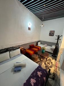 Ένα ή περισσότερα κρεβάτια σε δωμάτιο στο Dar Enouiina