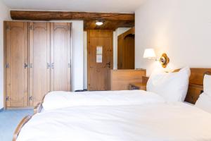 Postel nebo postele na pokoji v ubytování Hotel Chesa Grischa