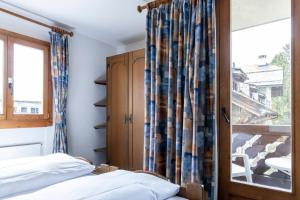 Postel nebo postele na pokoji v ubytování Hotel Chesa Grischa