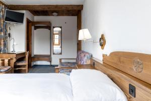 Postel nebo postele na pokoji v ubytování Hotel Chesa Grischa