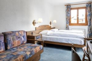 Postel nebo postele na pokoji v ubytování Hotel Chesa Grischa