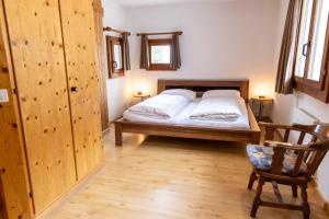 Postel nebo postele na pokoji v ubytování Hotel Chesa Grischa