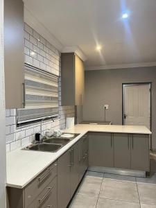 Η κουζίνα ή μικρή κουζίνα στο Mogoma Guesthouse