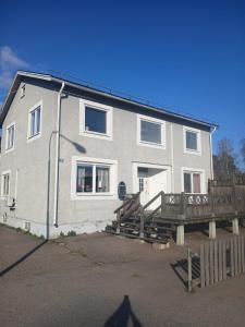Ruda3 sovrum 9 bäddar 9 sovplatser的前面有木坡道的大型白色房屋