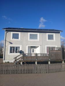 Ruda3 sovrum 9 bäddar 9 sovplatser的一栋前面有栅栏的白色房子