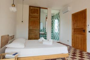 Un dormitorio con una cama con dos toallas encima. en Visitsicilia Torre Marausa, en Marausa