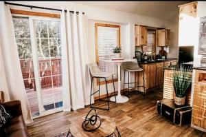 Dapur atau dapur kecil di Charming Cabin on a Glamping Resort with Swimming Pool in Austin, Texas